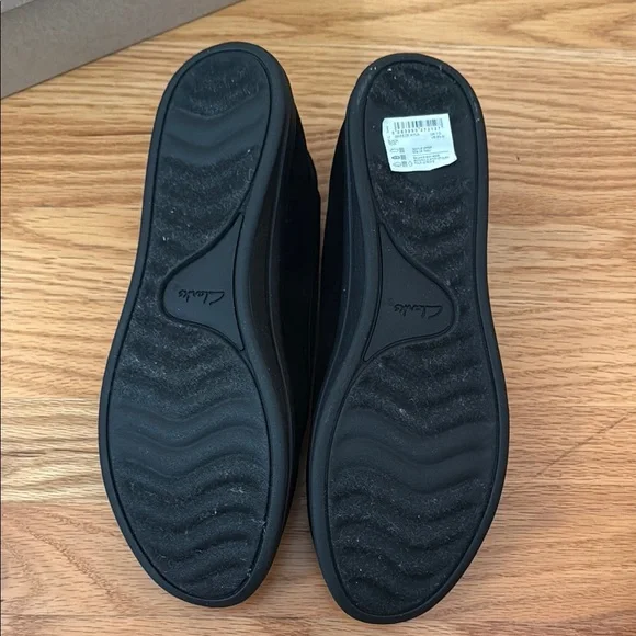 Clarks Women's Cloudsteppers Black Loafers - Picture 3 of 6